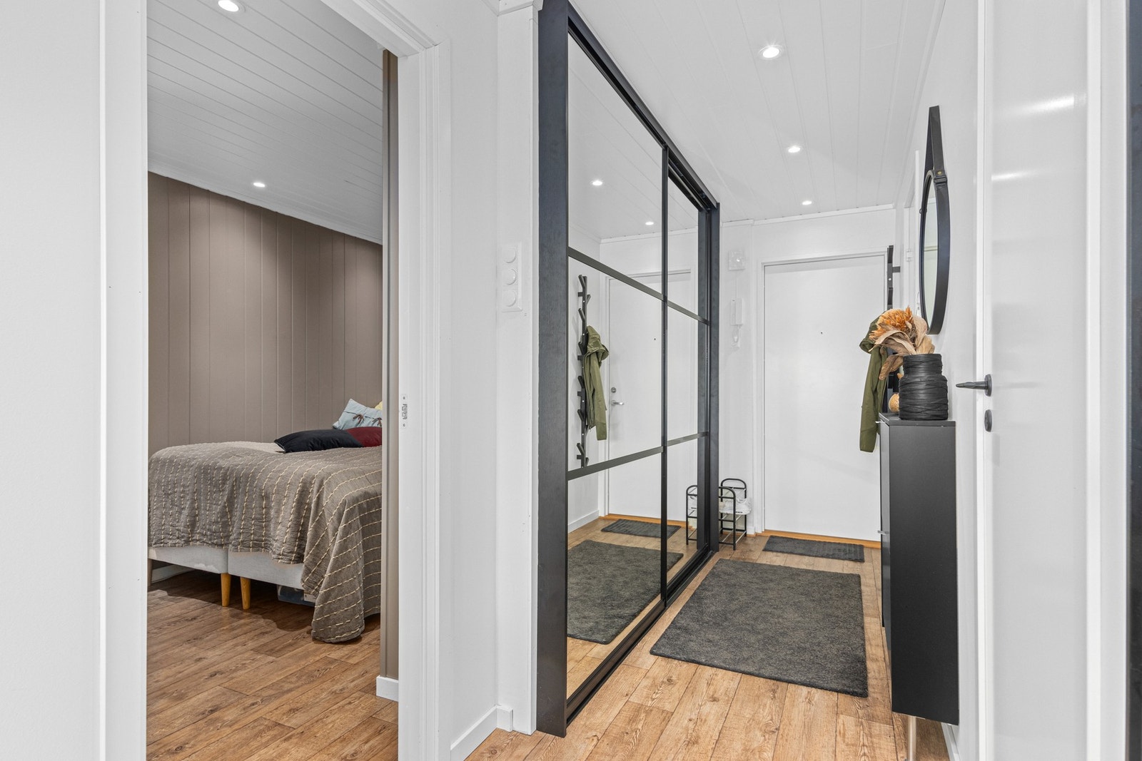 Skyvedørsgarderobe med inngang til soverom. Galleribilde