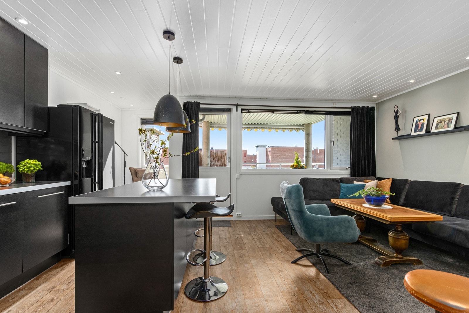 Utgang til en solrik veranda. Galleribilde