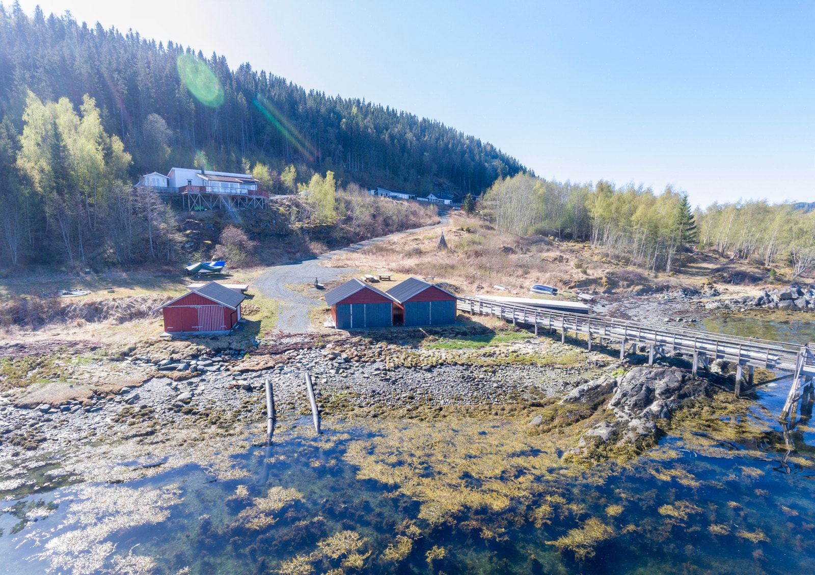 To ferdig bygde naust og 7 nausttomter tilbys kjøpere Galleribilde