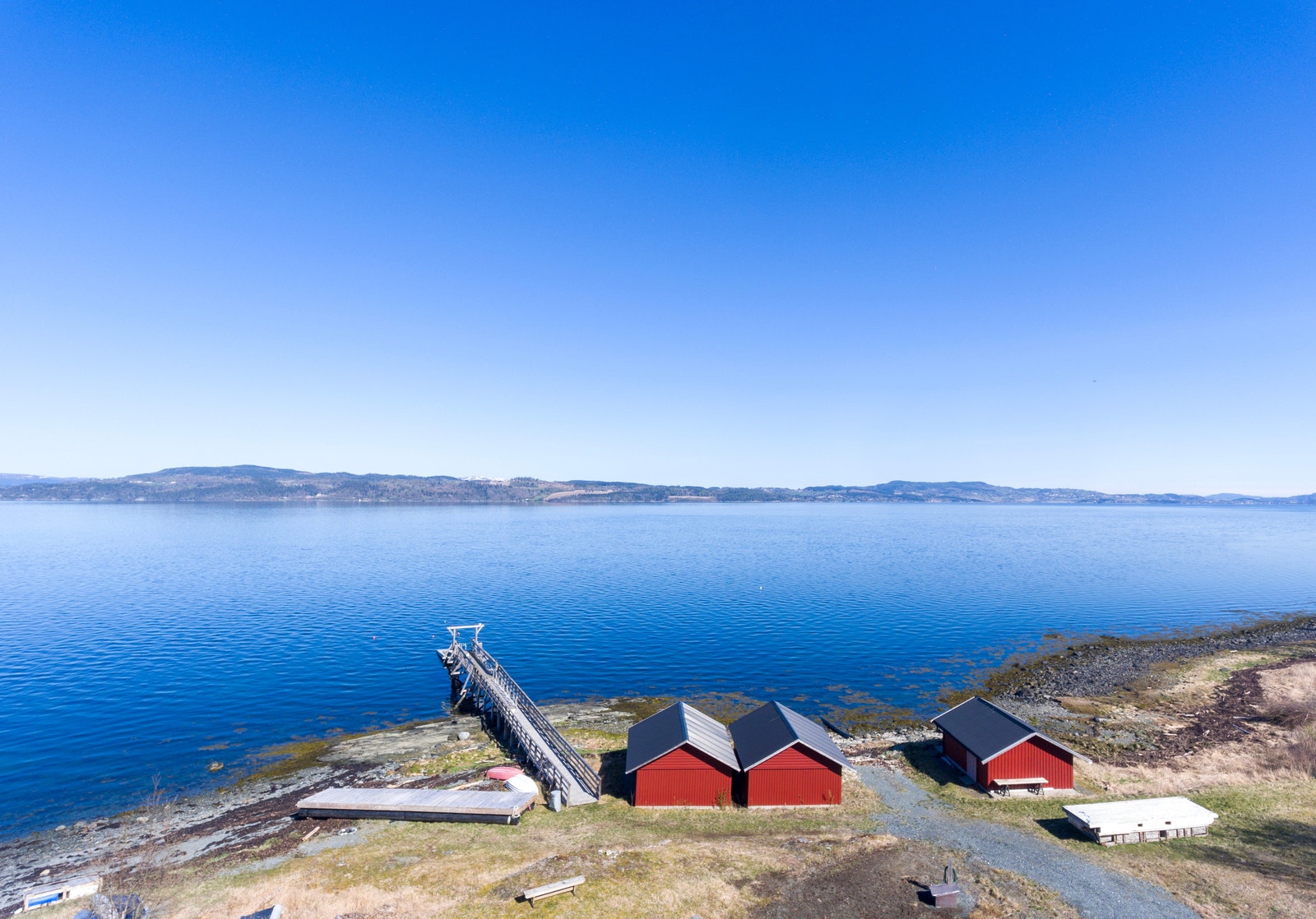 To ferdig bygde naust og 7 nausttomter tilbys kjøpere Galleribilde