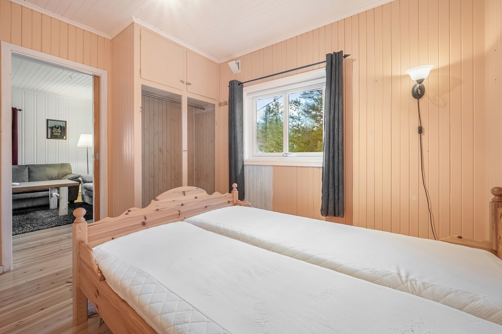 Plassbygd garderobeskap. Galleribilde