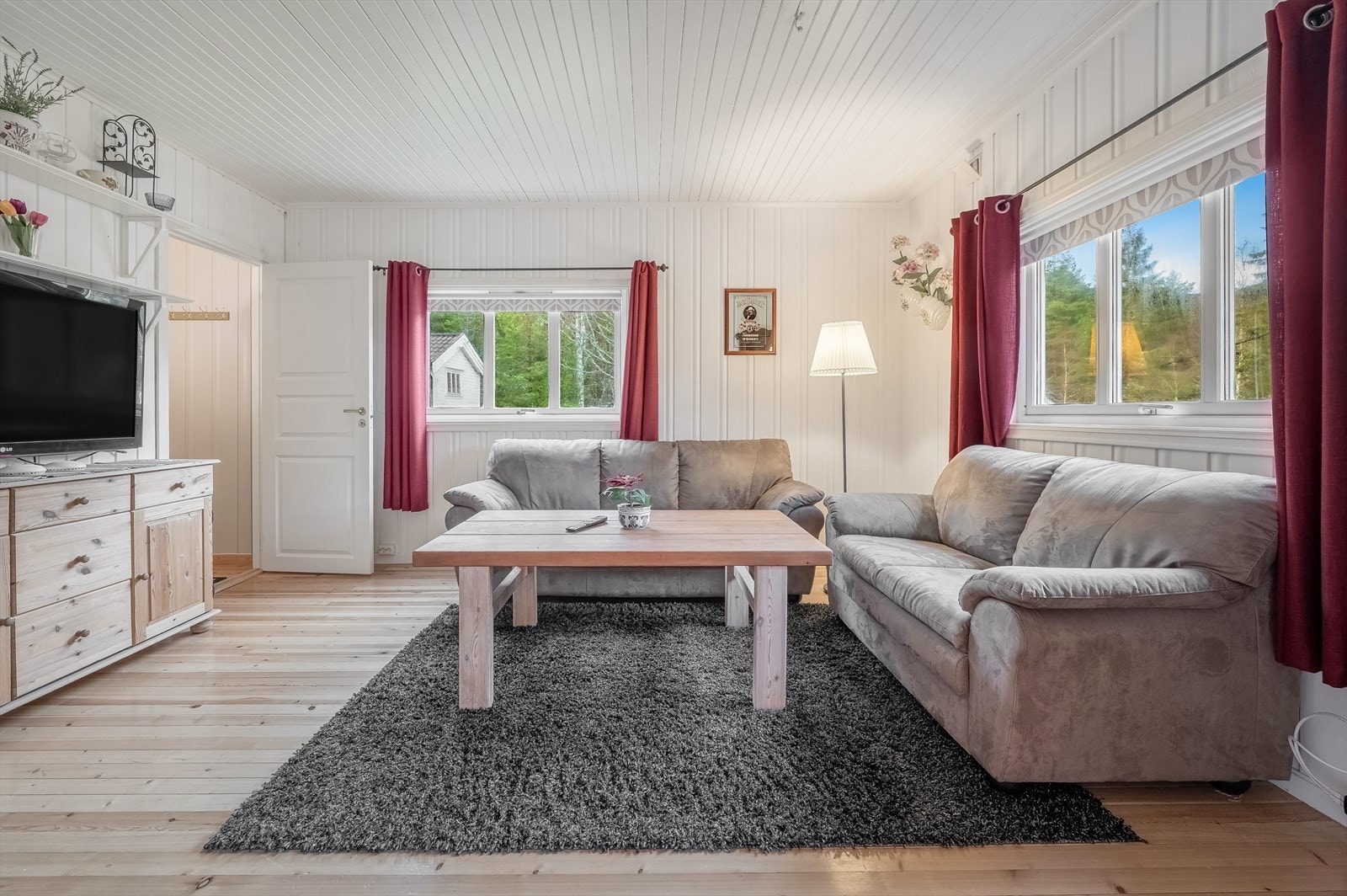 Koselig stue med plass til sofagruppe. Galleribilde