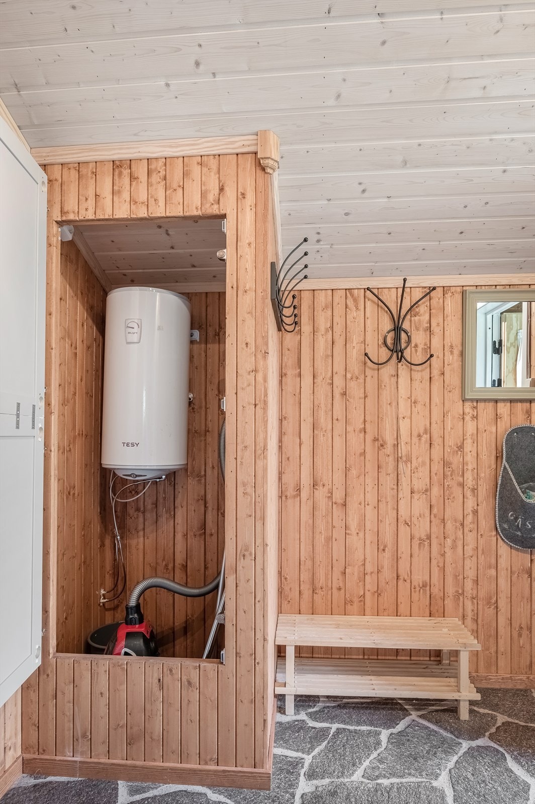 Varmtvannstank i skap i gangen. Galleribilde