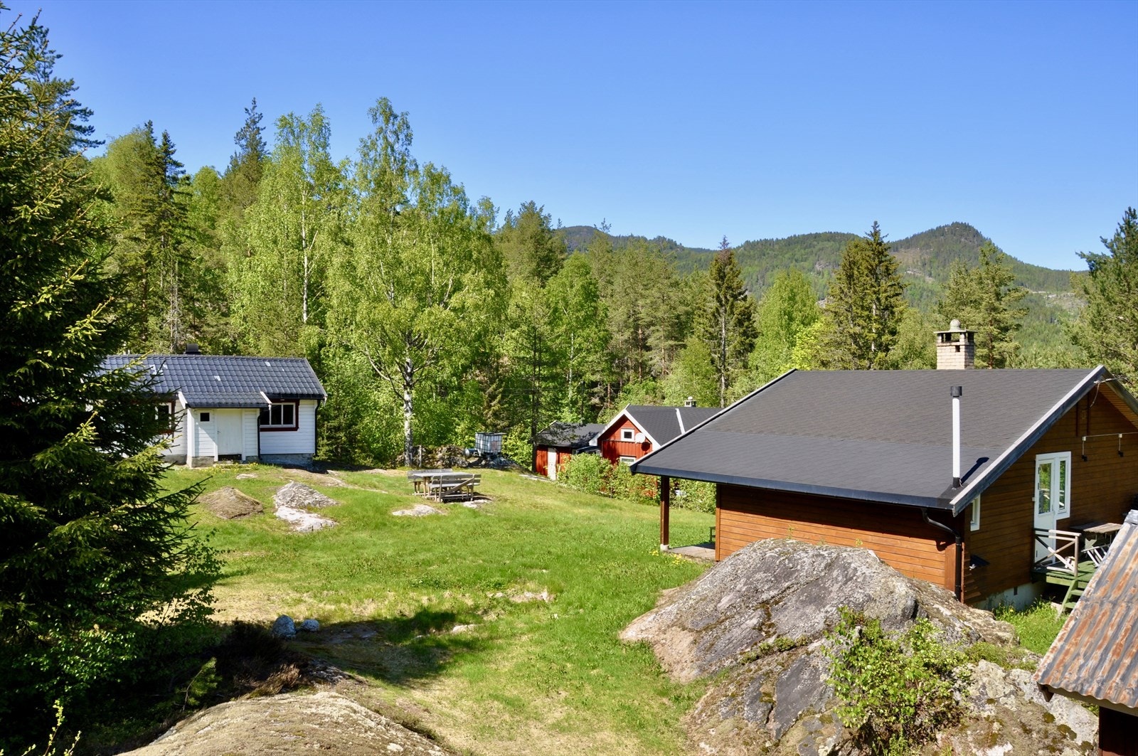 Stor eiendom med hele 6 bygninger Galleribilde