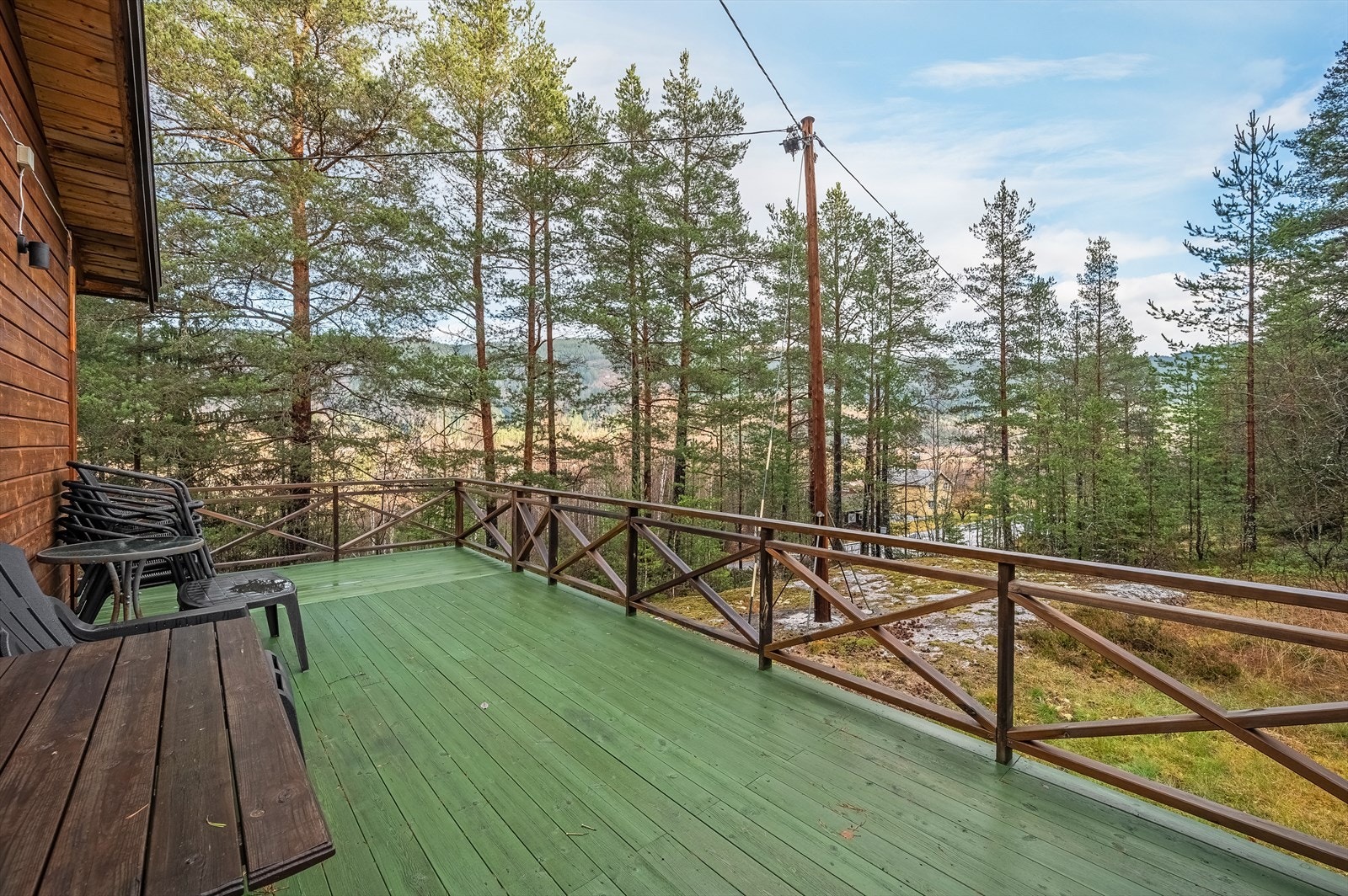 Romslig terrasse utenfor kjøkkenet. Galleribilde