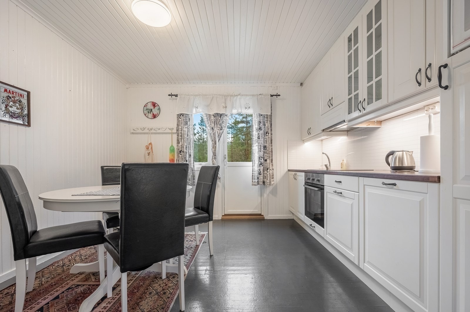 Innbydende og lyst kjøkken som har direkte utgang til terrassen. Galleribilde
