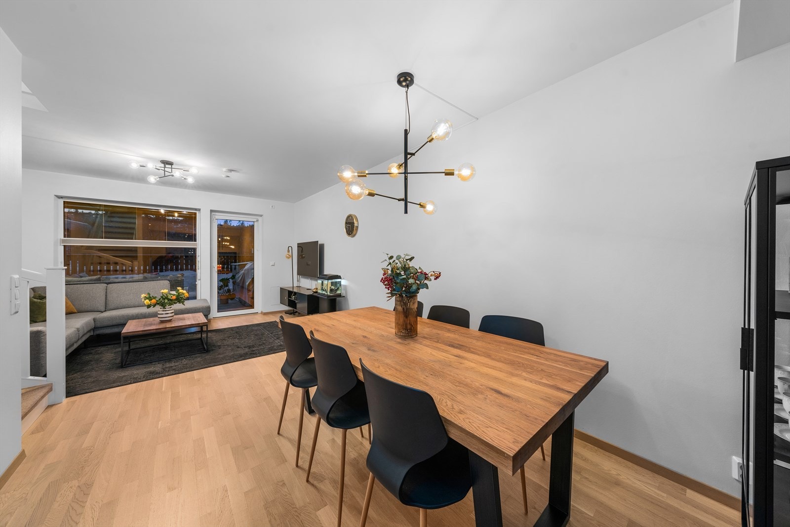 Stuen kan møbleres på ulike måter og her er det plass til både spisebord og sofahjørne. Galleribilde