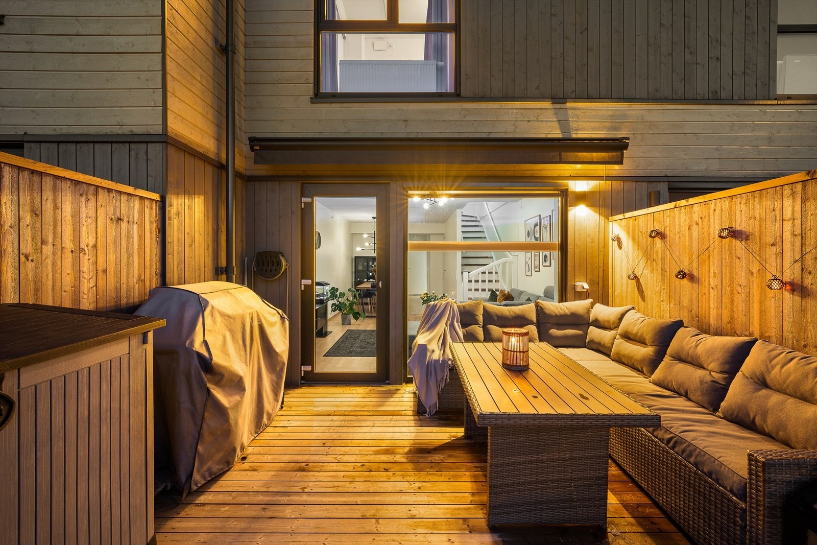 Romslig uteplass med utgang fra stuen i første etasje Galleribilde