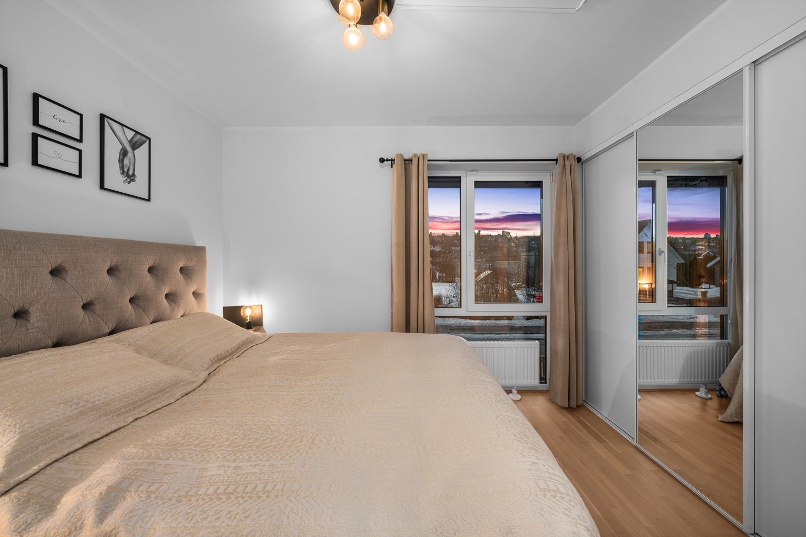 Det naturlige hovedsoverommet er romslig med stor plass til dobbeltseng og tilhørende nattbord. Skyvedørsgarderoben gir rom for alt av klær og utstyr og her kan en sove behagelig. Galleribilde