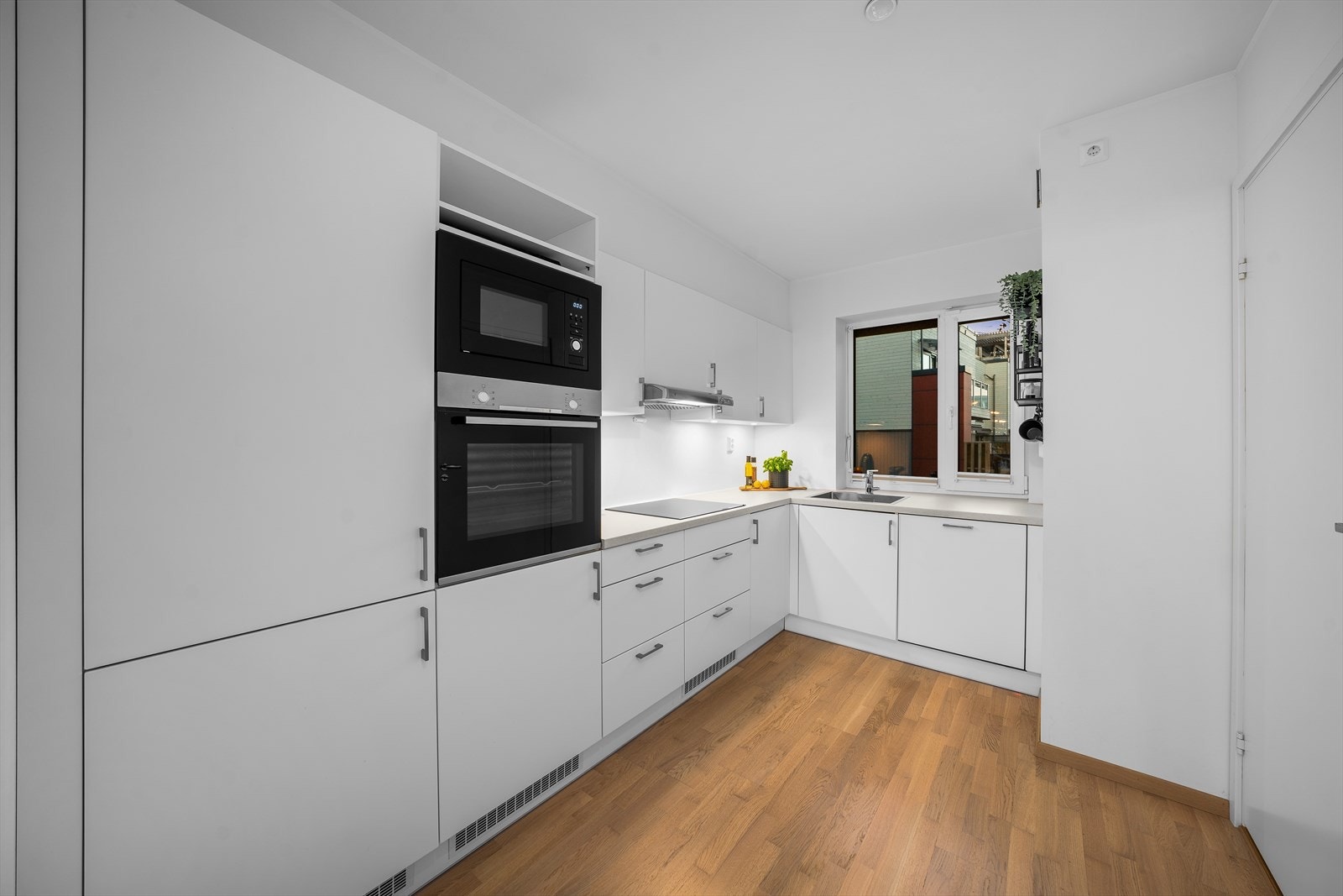 Kjøkkenet er i åpen løsning med stue, noe som gir et sosialt og hyggelig oppholdsrom. Galleribilde