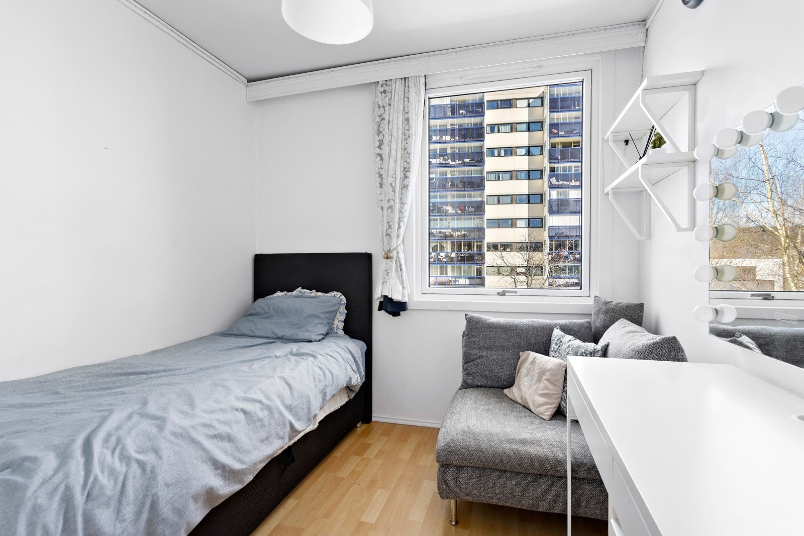 Boligens tredje soverom har god plass til møblering av seng, garderobeskap og pult Galleribilde