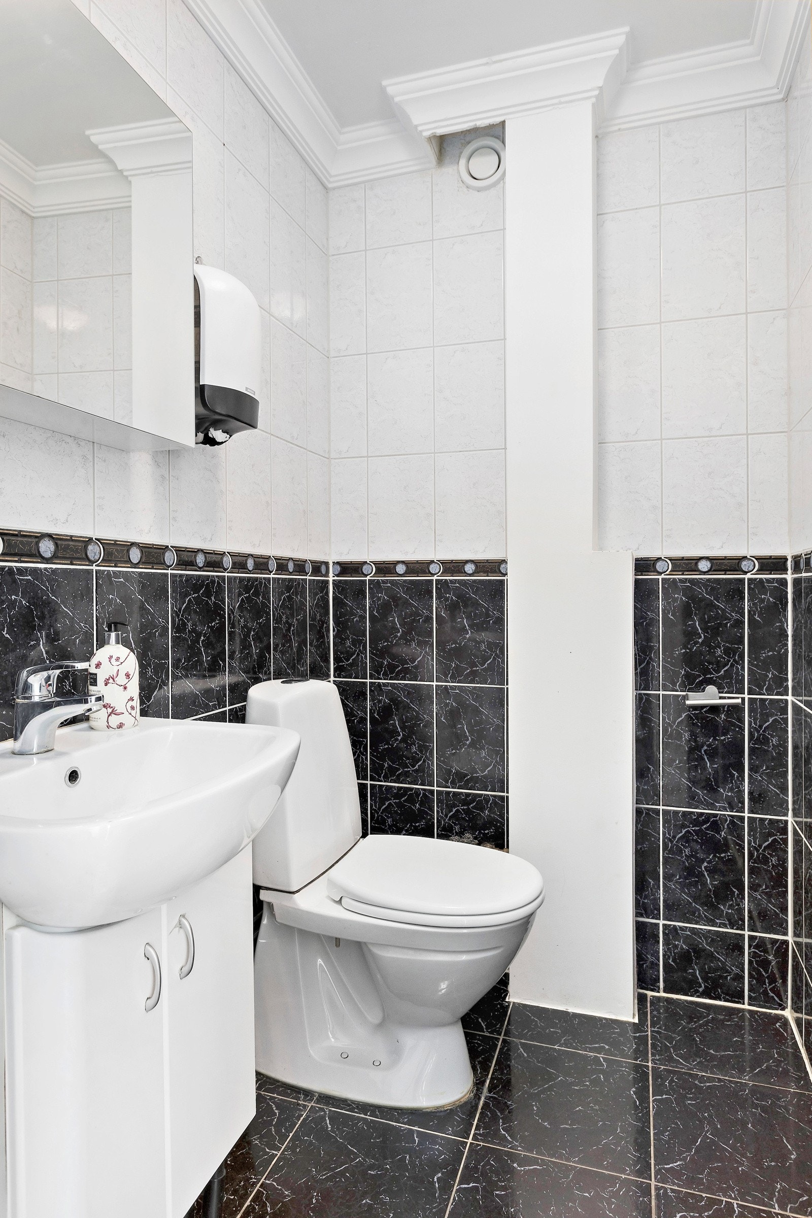 Praktisk separat WC som maksimerer bruken av badet - Innredningen består av WC, servant med underskap og speilskap Galleribilde