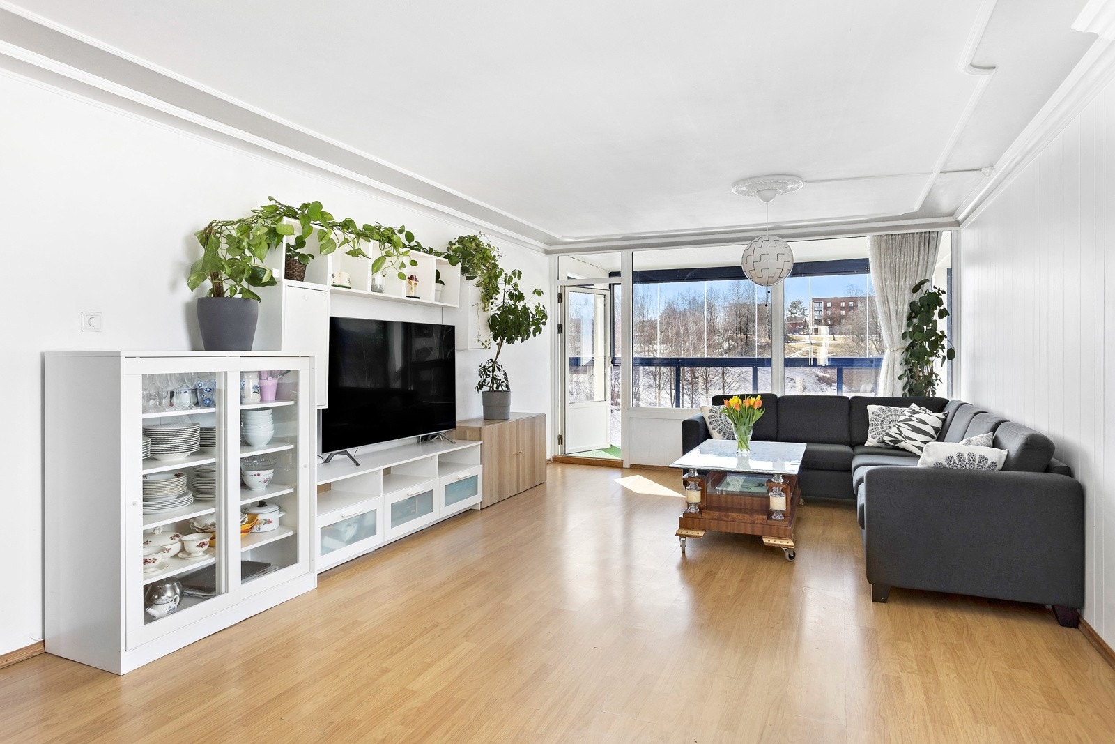 Fra stuen er det utgang til en stor innglasset balkong Galleribilde