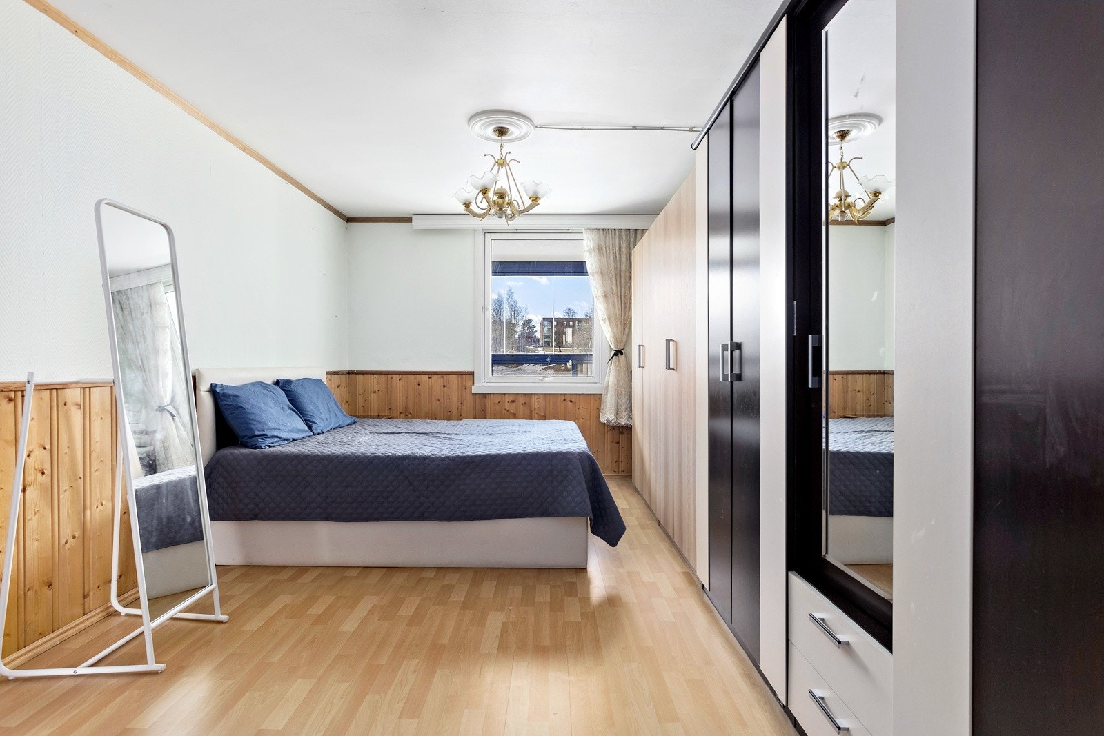 Boligens største soverom er svært romslig og innehar god plass til dobbeltseng med tilhørende nattbord, store garderobeskap samt øvrig soveromsmøblement Galleribilde