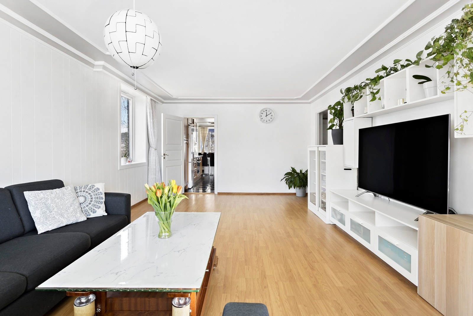 Stor familiestue med god plass til møblering i ulike soner Galleribilde