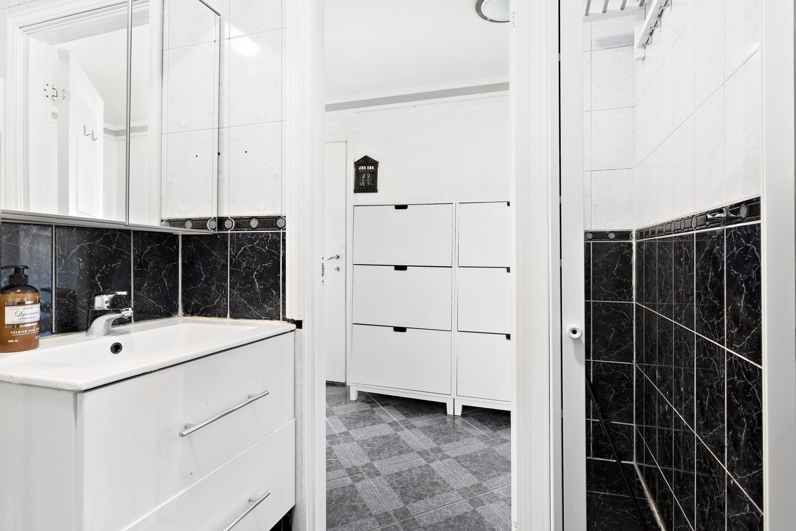 Innredningen består av servant med underskap, speilskap og dusjkabinett Galleribilde