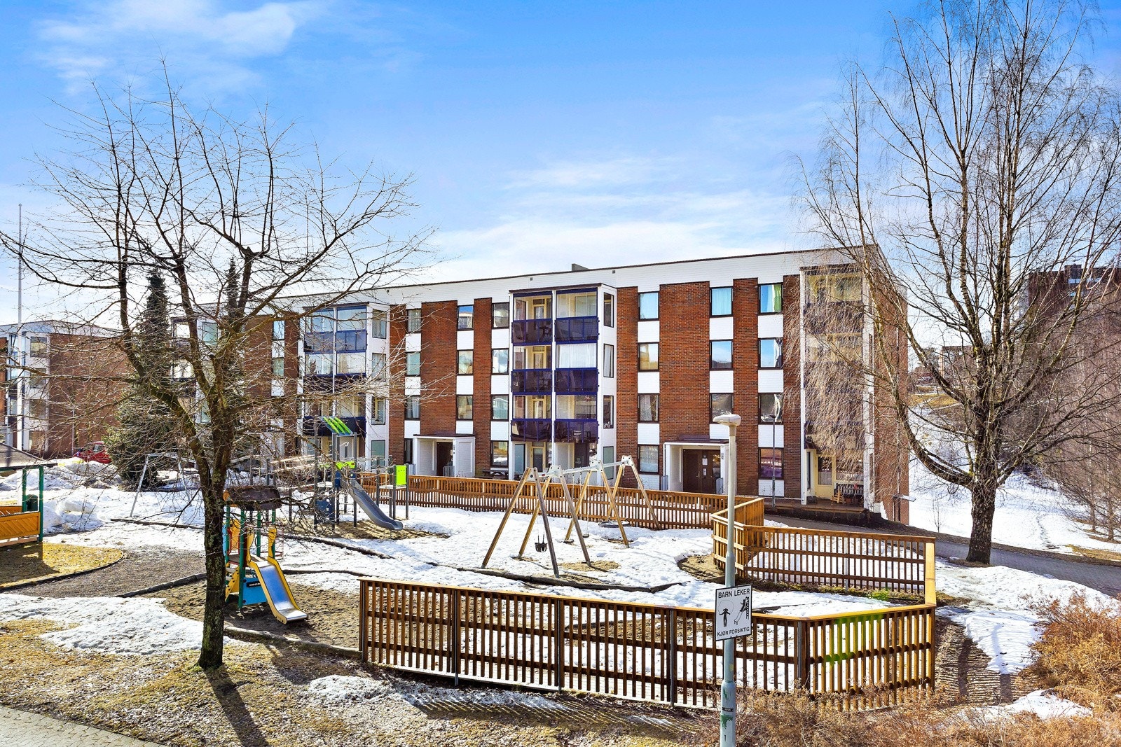 Borettslagets fellesområder er pent opparbeidet og innehar god boltringsplass for både store og små Galleribilde