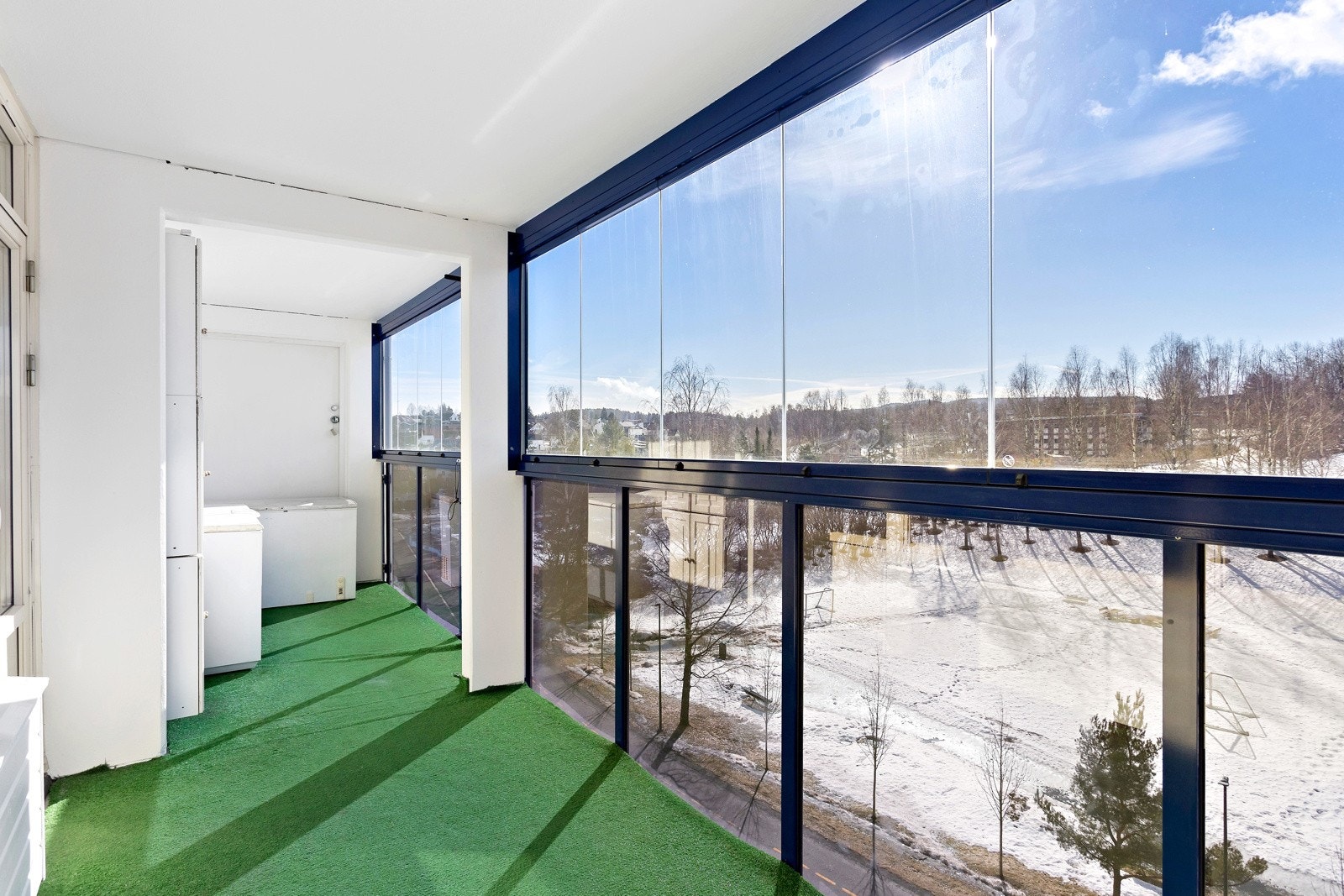 Innglassingen av balkongen gjør at balkongen oppleves som en naturlig forlengelse av stuen. Det forlenger også brukstiden drastisk utover vinterhalvåret Galleribilde