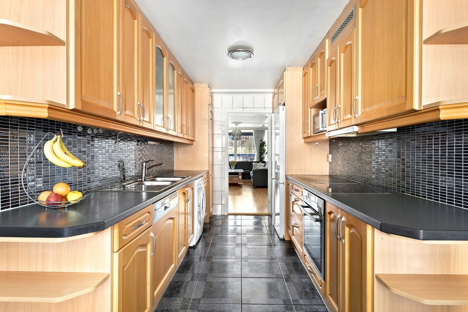 Innredningen består av profilerte fronter hvor enkelte har vindu, laminert benkeplate og nedfelt oppvaskkum - Av hvitevarer finner du ovn, nedfelt platetopp, oppvaskmaskin og vaskemaskin Galleribilde