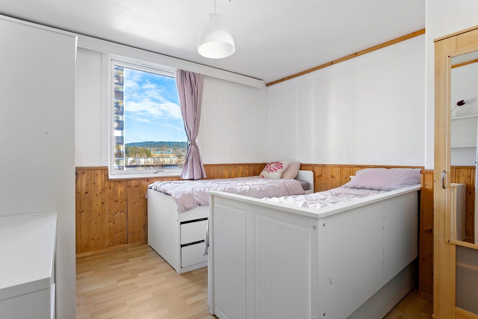 Boligens andre soverom innehar god plass til dobbeltseng med tilhørende nattbord og garderobeskap Galleribilde