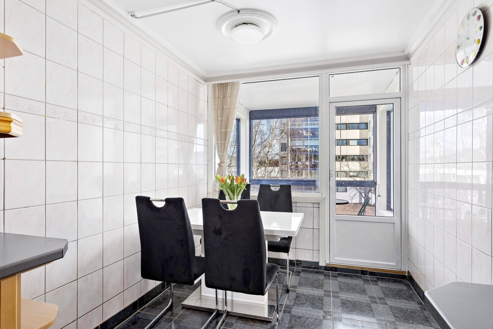 I tilknytning til kjøkkenet er det god plass for en hyggelig spisegruppe hvor familie og venner kan møtes for hyggelige måltider Galleribilde