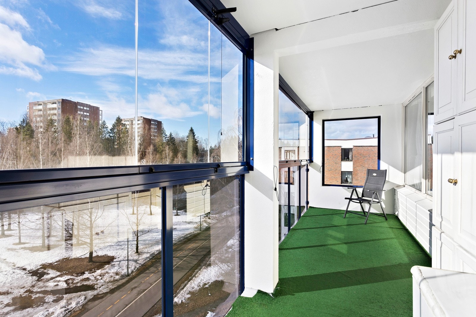 Det er rikelig med plass til å møblere med sittegruppe, lounge og grill Galleribilde