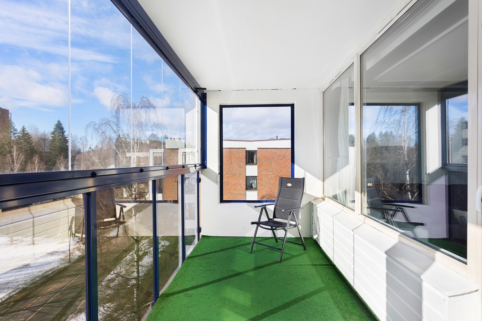 Balkongen er sydvestvendt, hvilket gir svært gode solforhold Galleribilde