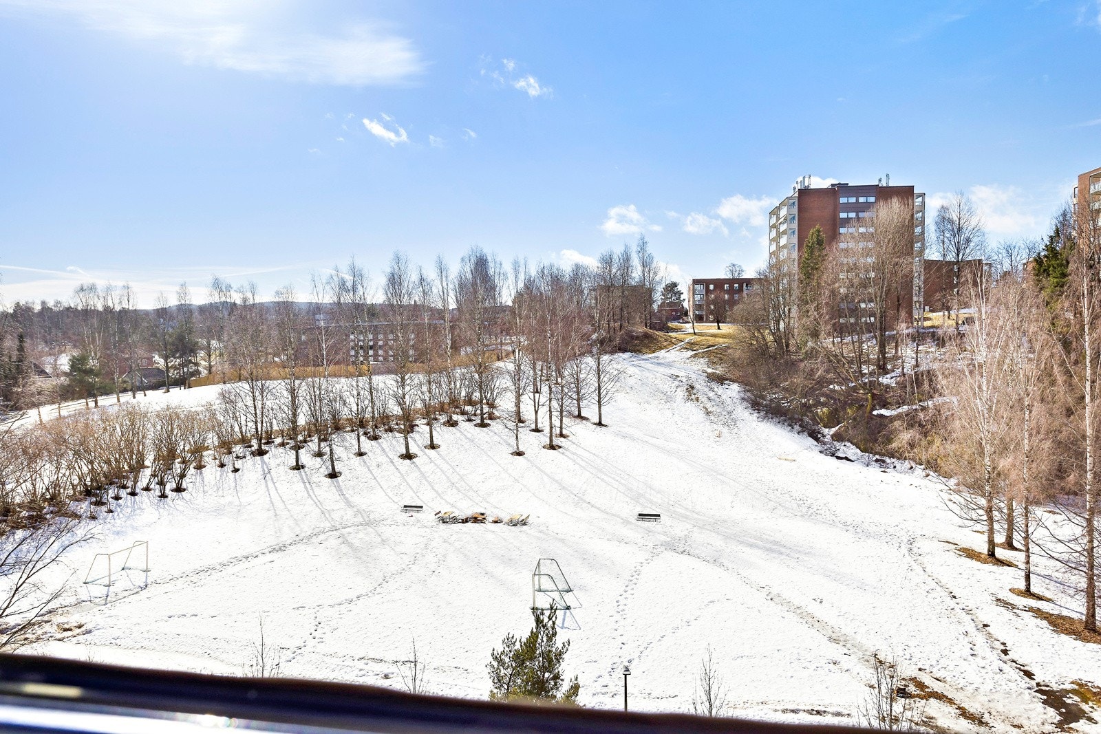 Fra balkongen har du hyggelig utsyn over borettslagets fellesområder Galleribilde