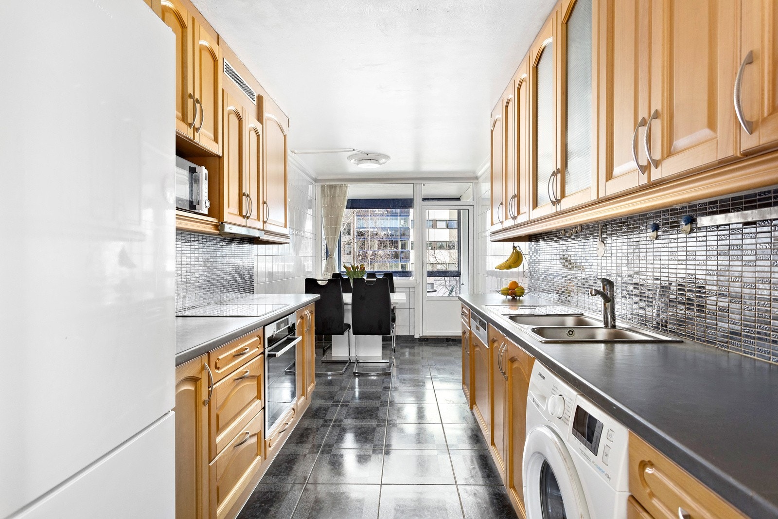 Romslig kjøkken med god skap- og benkeplass Galleribilde