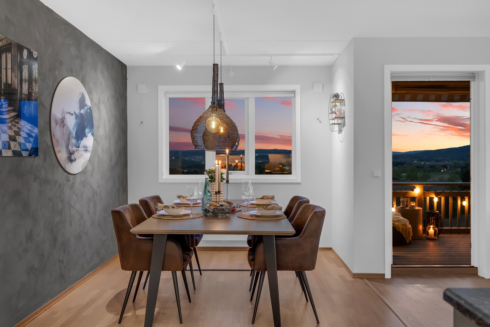 I tilknytning til kjøkkenet er det god plass til å samle venner og familie rundt et langbord. Galleribilde