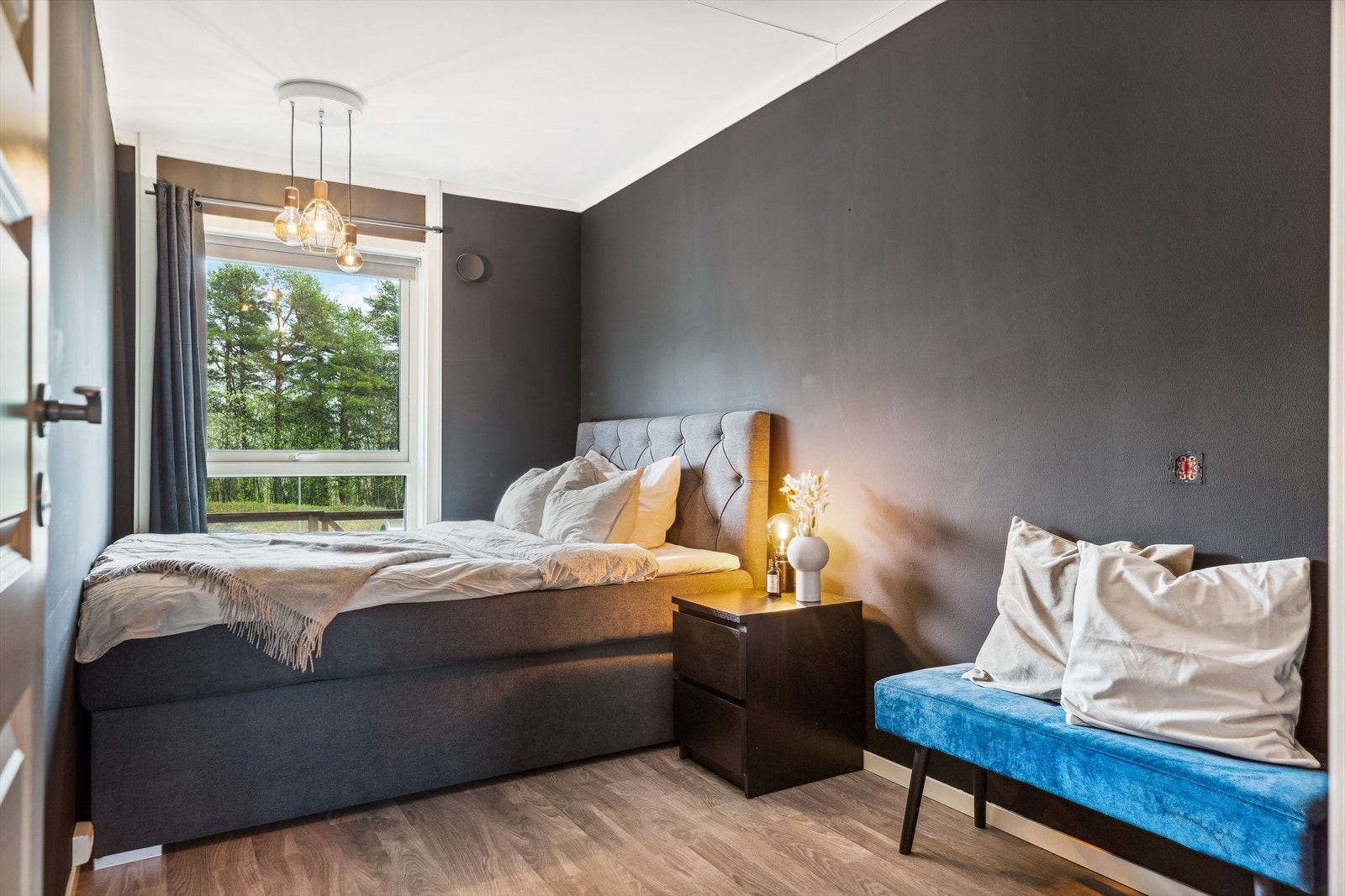 Begge soverommene er malt i en mørk, behagelig farge som skaper ro. Galleribilde