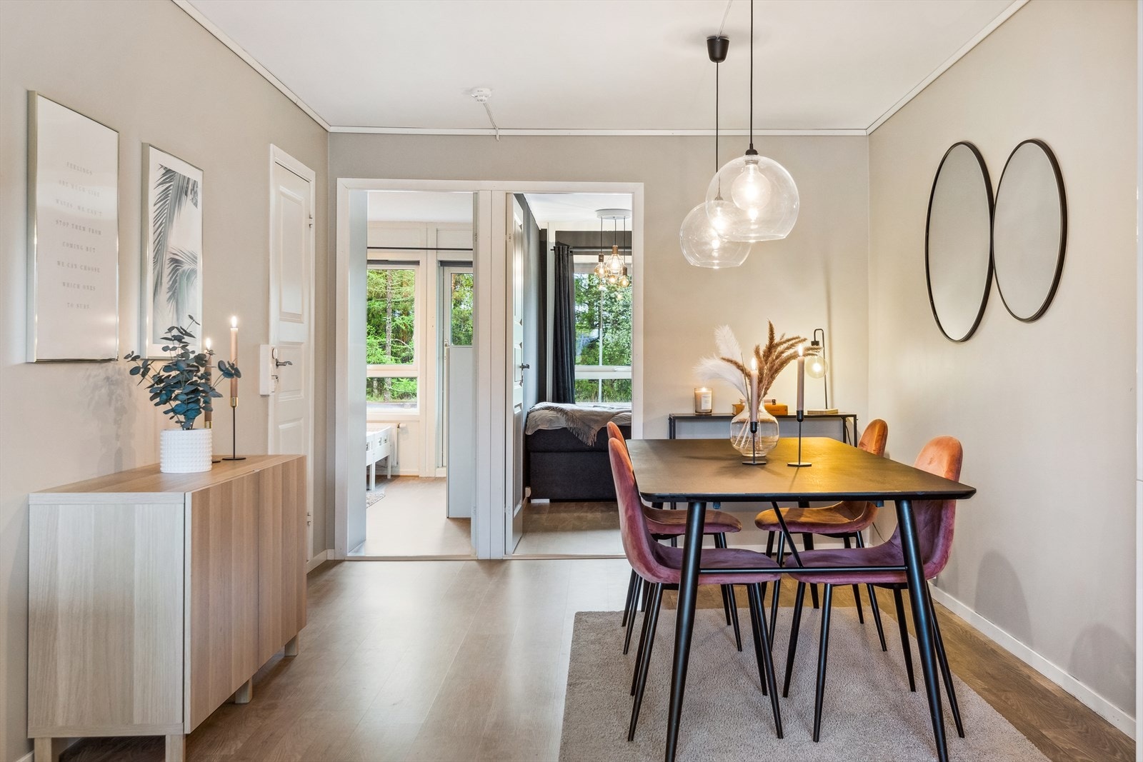 Det er to soverom i leiligheten, og begge ligger i samme ende av første etasje. Galleribilde