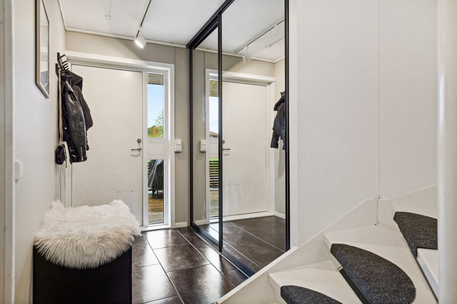 Leiligheten har inngang i første etasje via en terrasse på ca. 18,5 kvm. Galleribilde