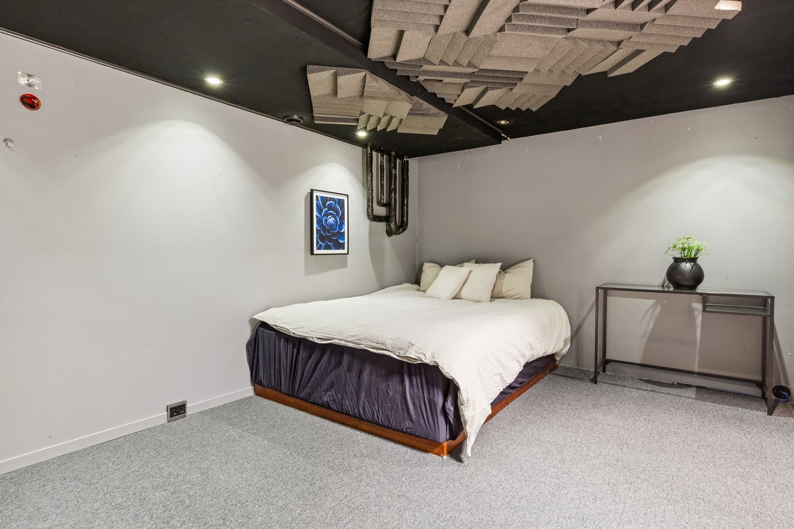 Leiligheten har også et stort, innredet rom på 13 kvm i kjelleretasjen. Galleribilde