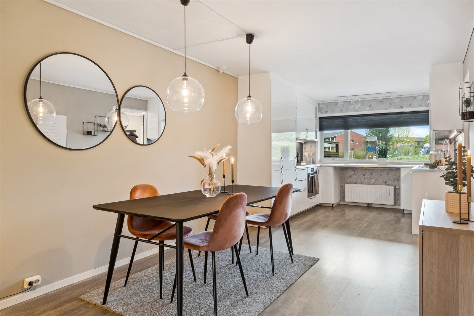 Kjøkken og spisestue ligger i åpen løsning i første etasje. Et naturlig samlingssted for familien. Galleribilde