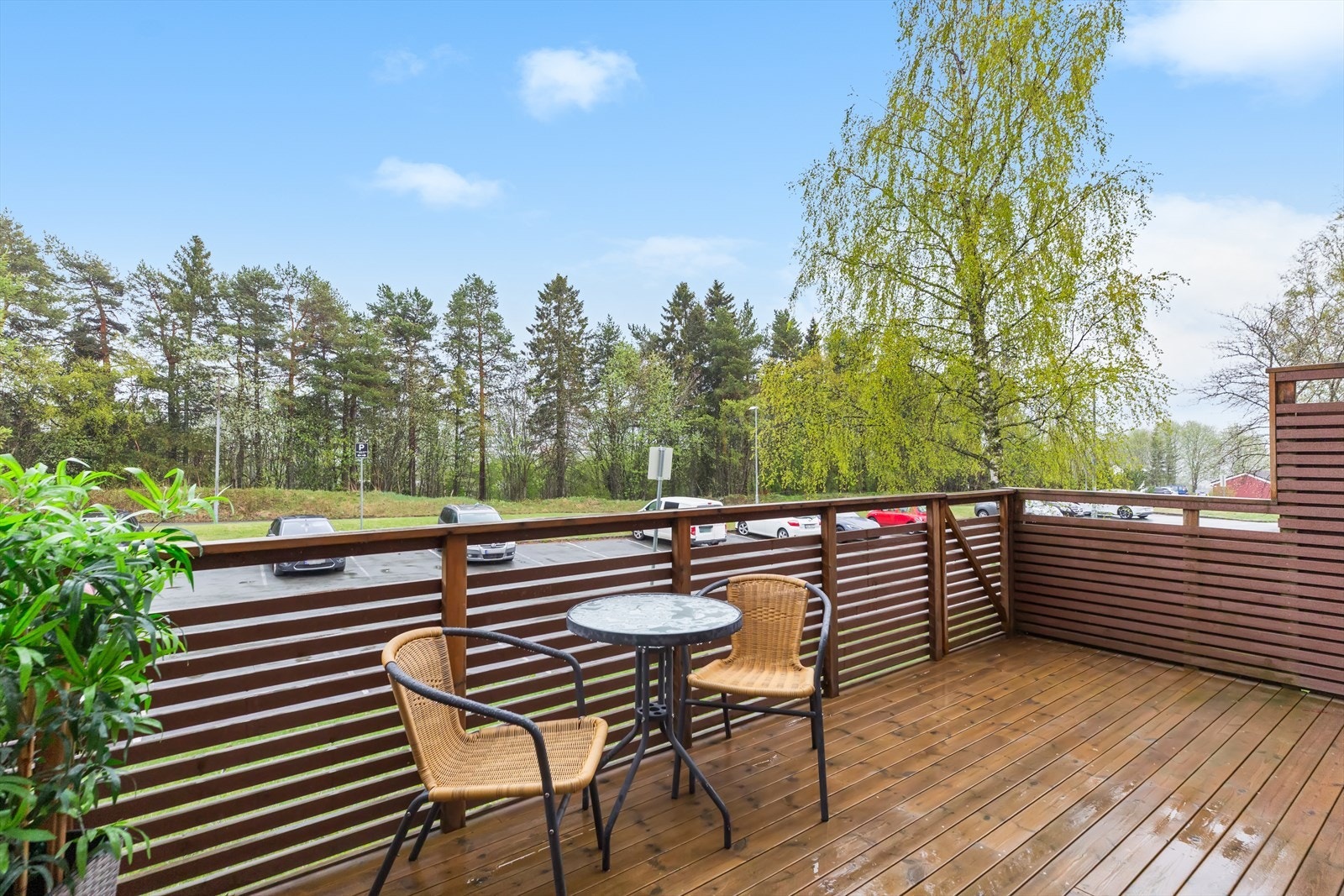 Med uteplasser på begge sider kan solen nytes fra tidlig morgen til sen kveld. Galleribilde