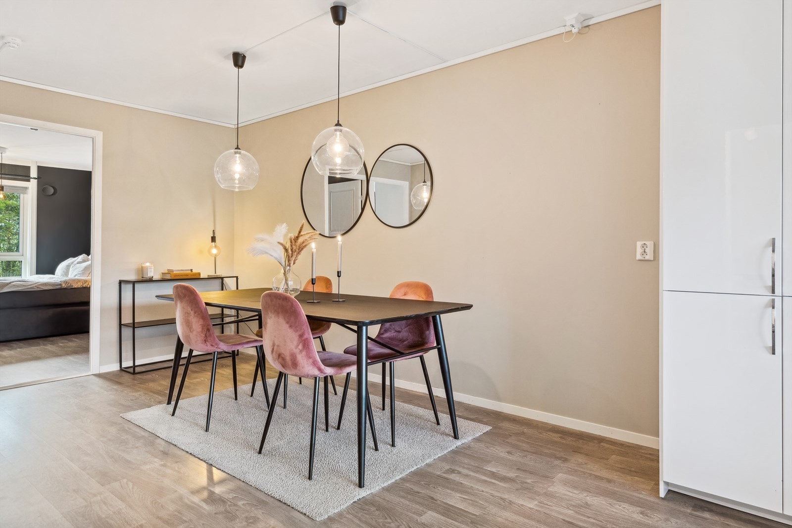 Kjøkken og spisestue er 22,5 kvm og har parkettgulv, lysmalte/tapetserte vegger og god plass til stort spisebord. Galleribilde