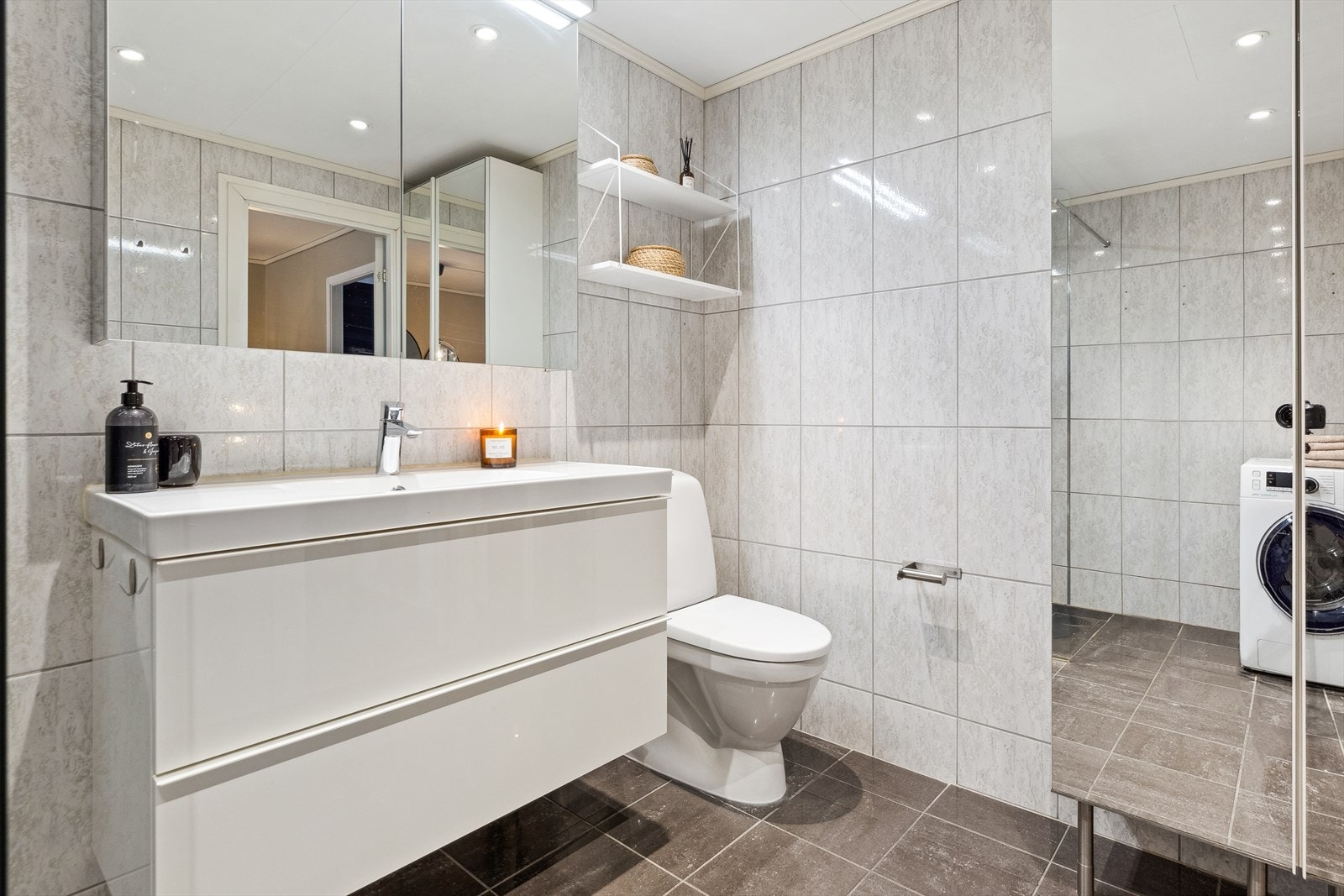 Badet har opplegg for vaskemaskin. Varmt forbruksvann kommer fra fellesanlegg. Galleribilde