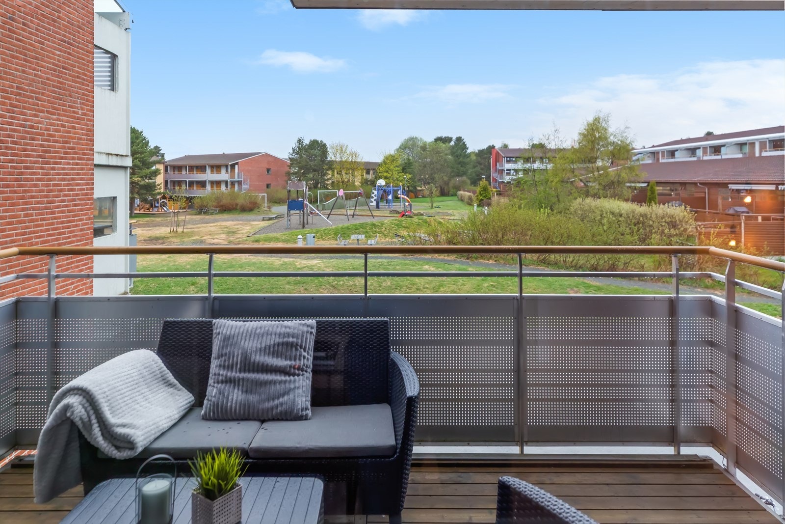 Fra stuen i andre etasje er det utgang til en lun, koselig balkong på ca. 11 kvm. Galleribilde