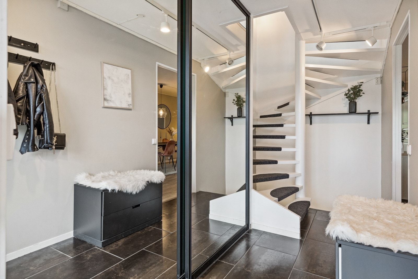 Leiligheten har en innbydende entré med skyvedørsgarderobe. Entreen er i første etasje. Galleribilde