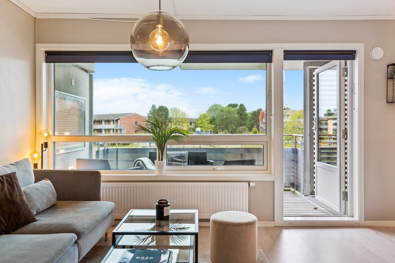 Leiligheten har kjøkken og spisestue i første etasje, og en romslig stue i andre etasje. Galleribilde