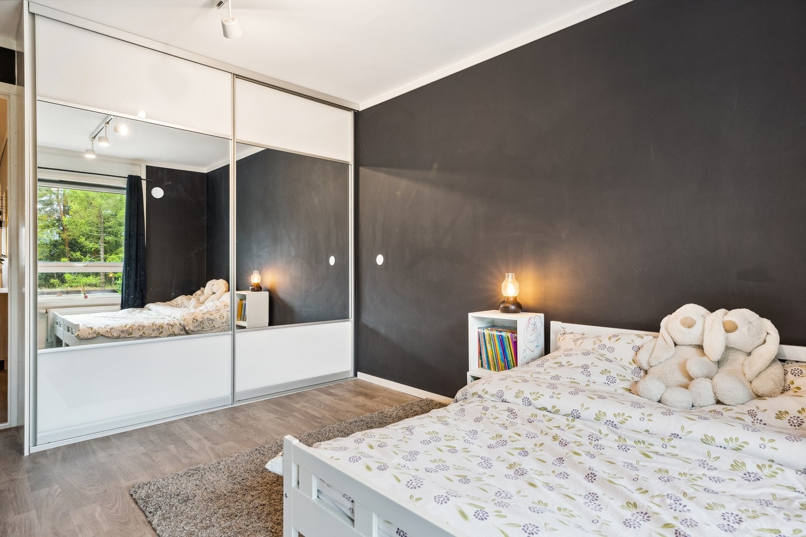 Det er skyvedørsgarderobe på det ene soverommet. Galleribilde