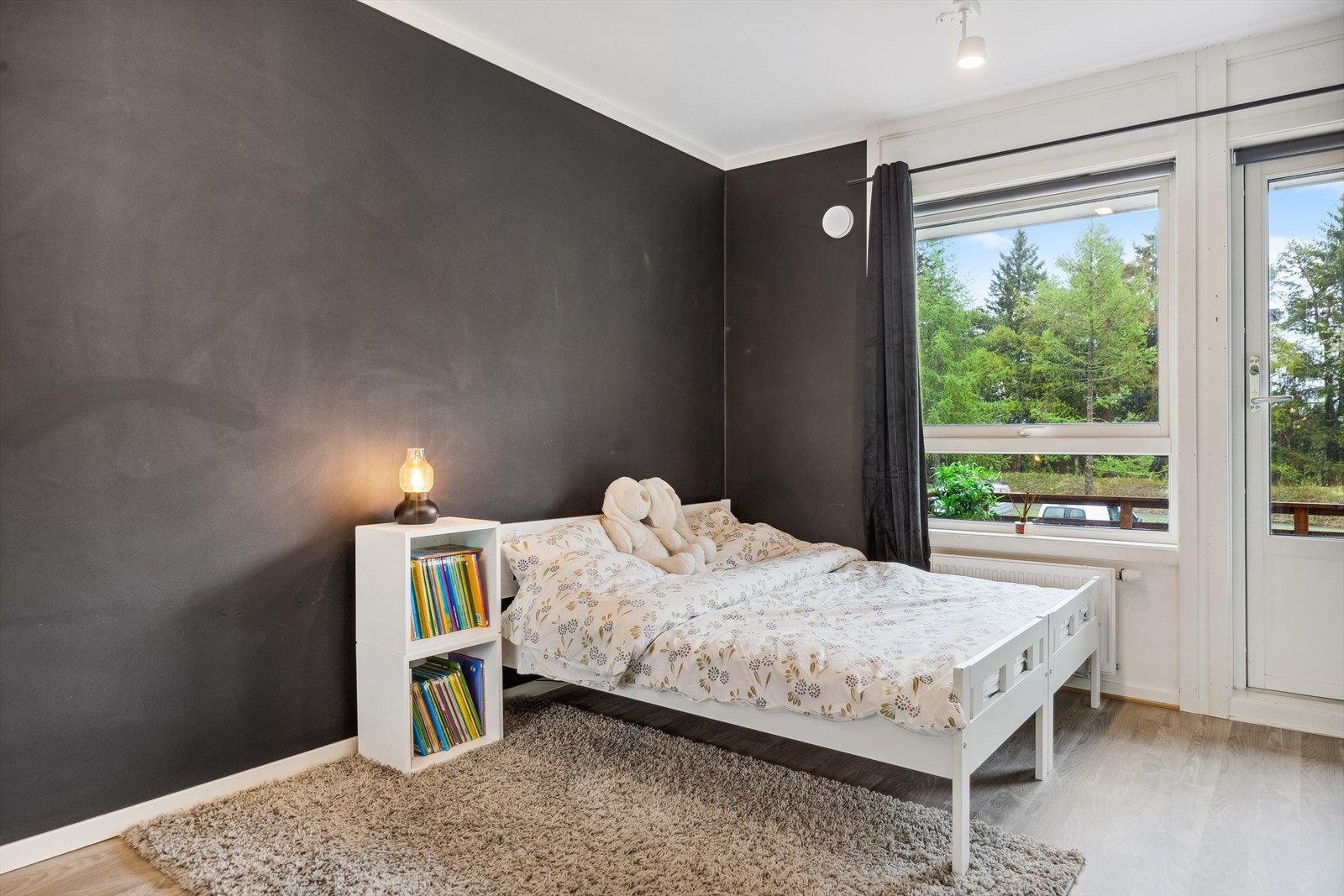 Fra det ene soverommet er det utgang til en balkong på 16 kvm. Galleribilde