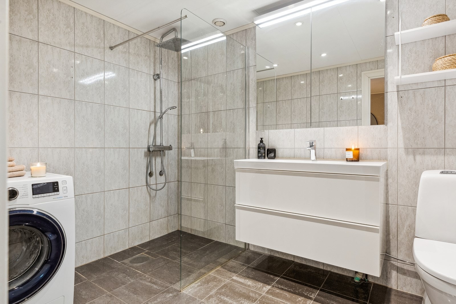 Badet er fra 2008, med ny innredning og dusjvegg fra 2013. Galleribilde