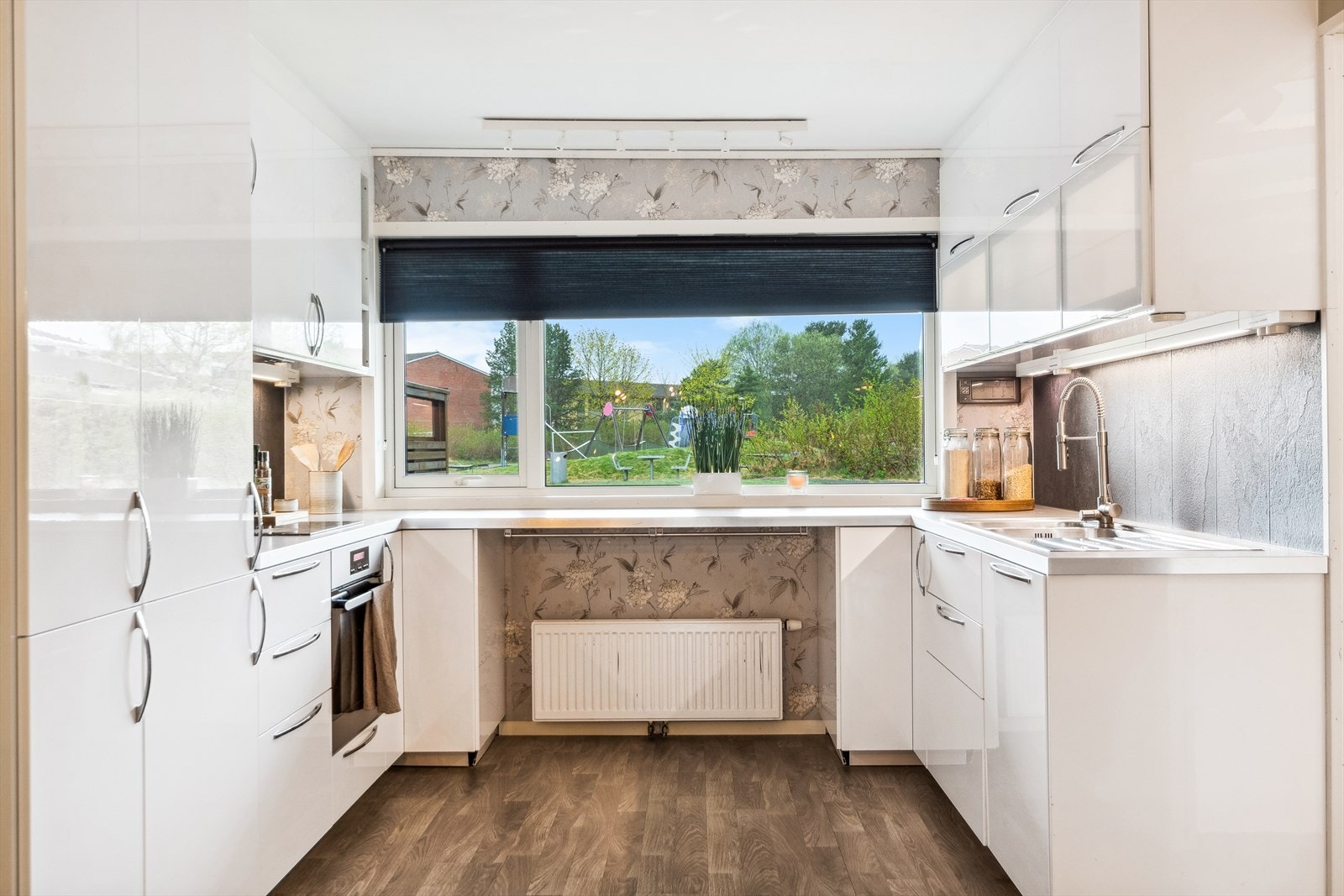 Kjøkkenet har stilren, takhøy innredning fra 2013. Alle hvitevarene er integrert. Galleribilde