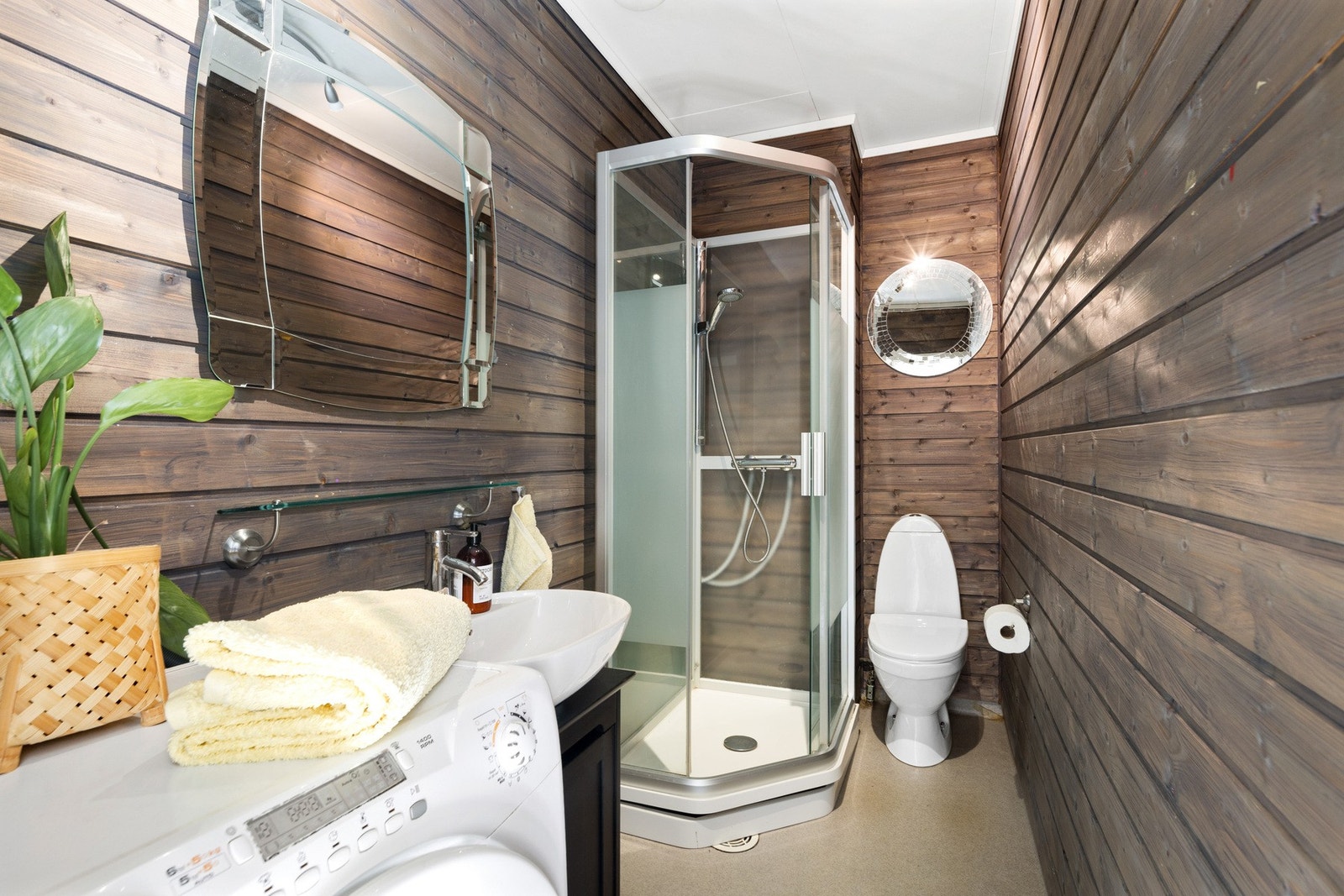 Bad i 2.etasje med dusjkabinett, opplegg for vaskemaskin, servant og wc. Galleribilde