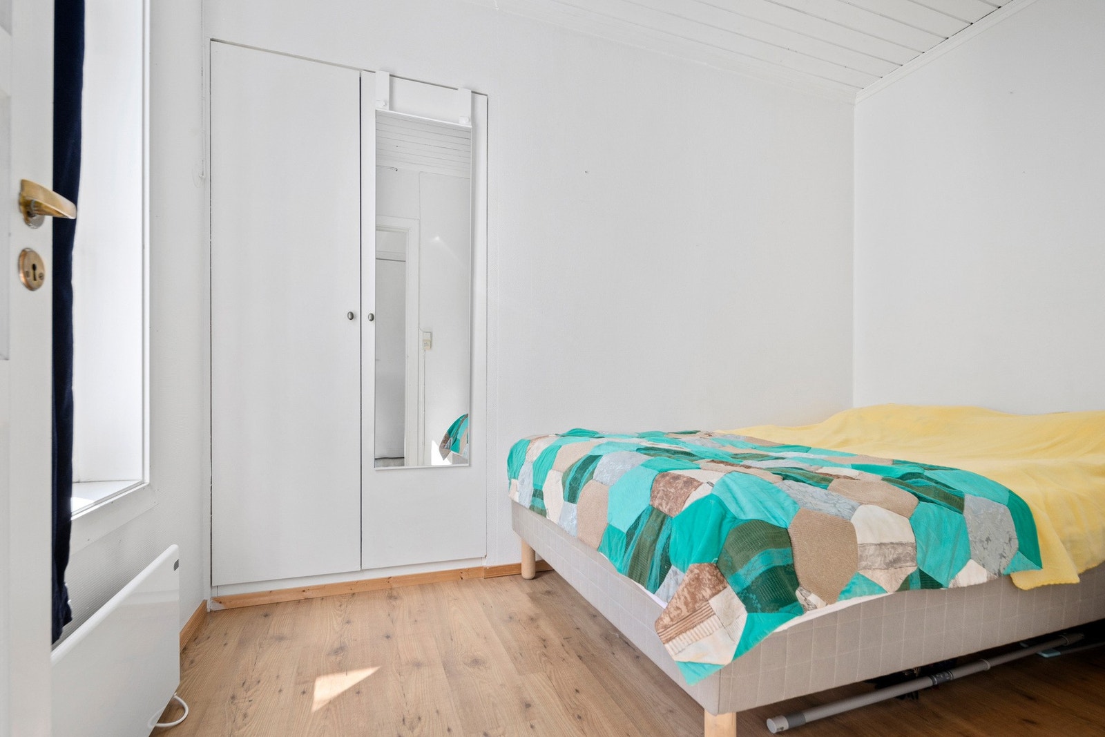 Soverommet i hovedetasjen ligger vendt mot bakgården. Galleribilde