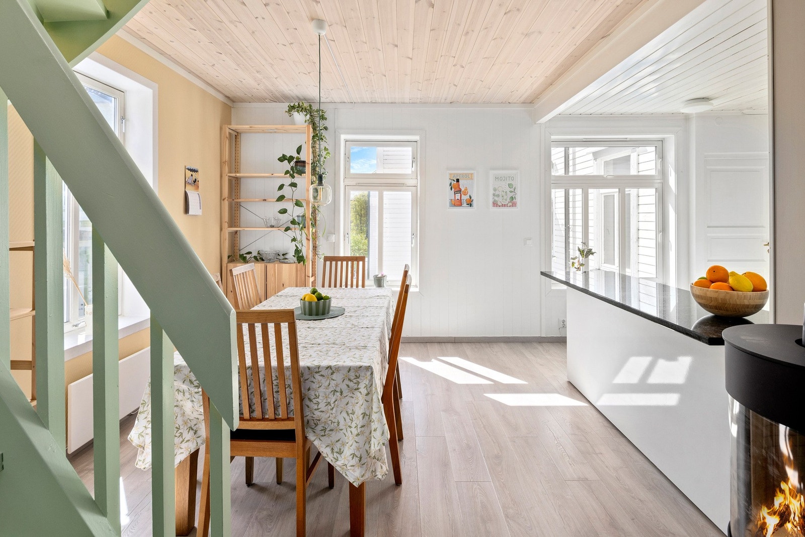 En flott og romslig selveierleilighet over to plan med to soverom, to bad og en romslig stue og kjøkkendel med plass til både spisestue og tv-stue Galleribilde