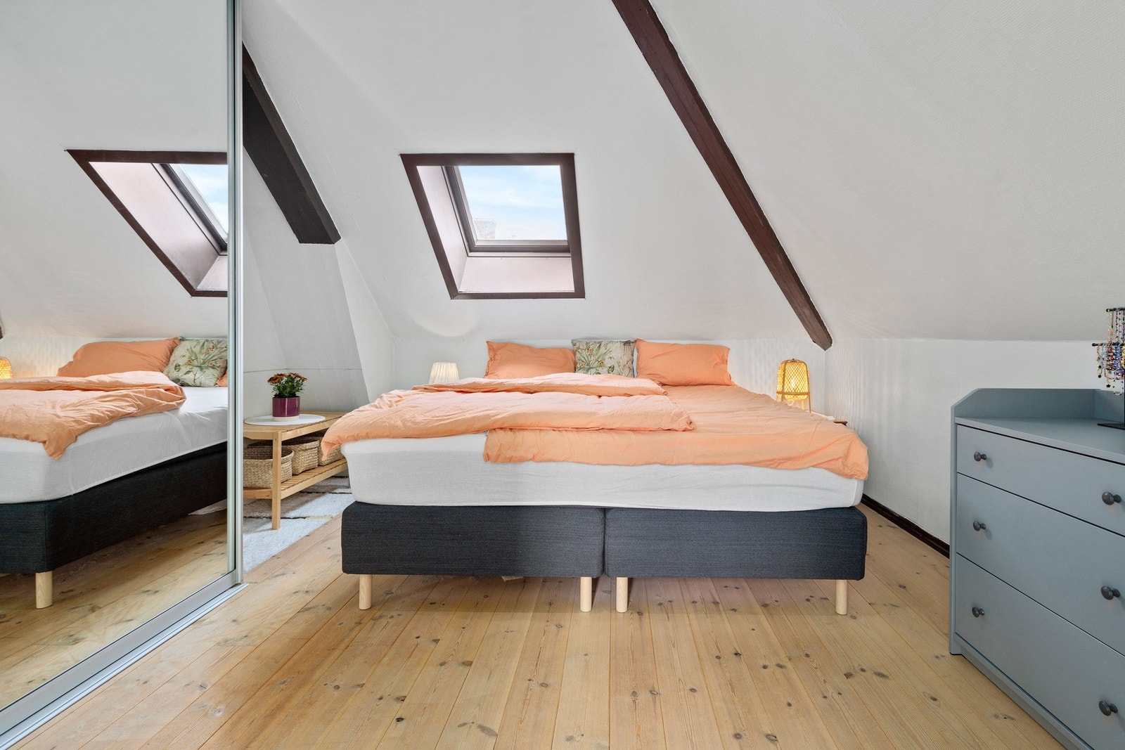 Soverommet oppe er romslig og har speilgarderobe på venstre hånd. Det er også en rømningsdør fra dette rommet til venstre bak garderobeskapet. Galleribilde