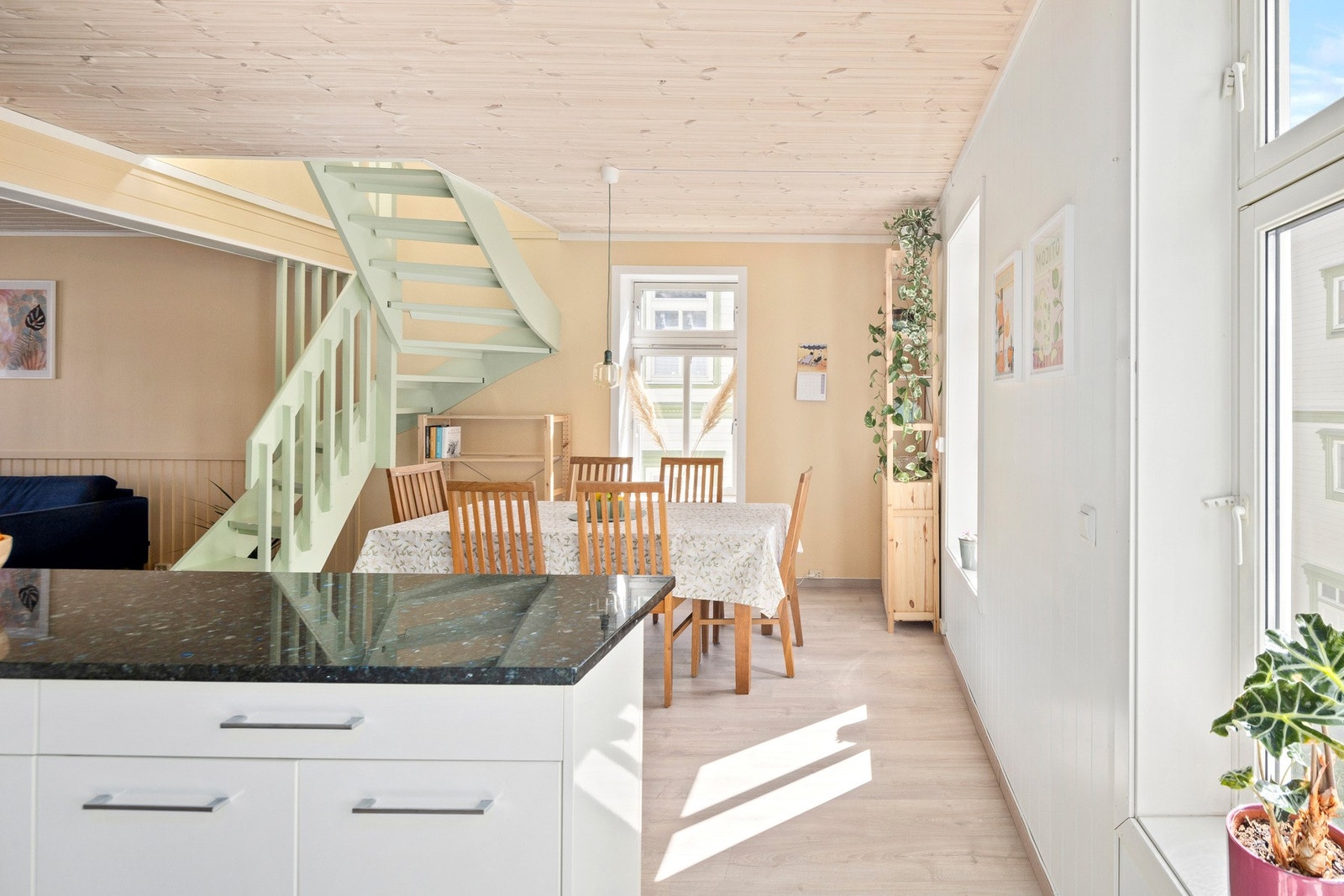 Det er god plass til spisebord og spisestue her ved kjøkkenet. Galleribilde